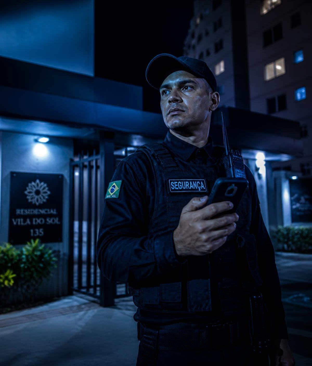 Vigilante em portaria de condomínio registrando ronda no aplicativo NoruSec